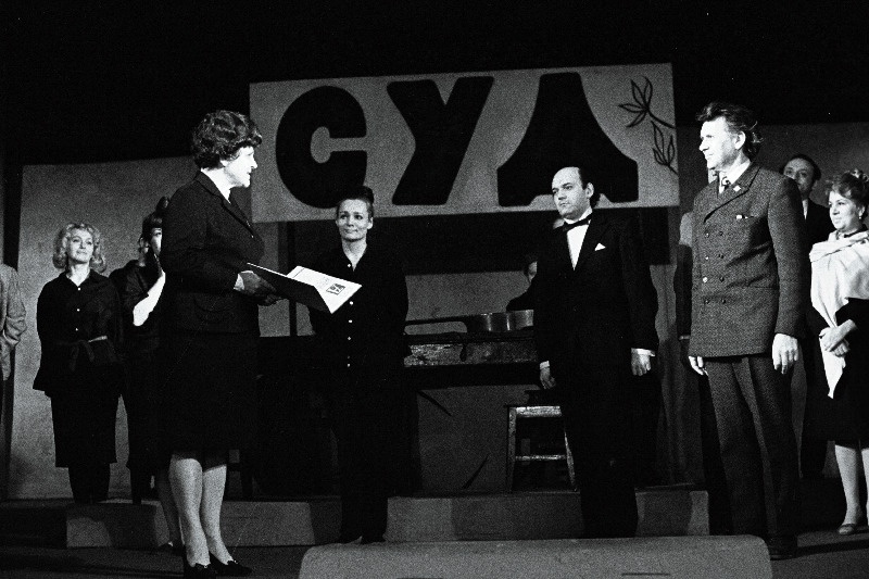 Eesti NSV Ülemnõukogu Presiidiumi esimehe asetäitja Meta Jangolenko annab Moskva Draama- ja Komöödiateatri (Taganka) kollektiivile üle Eesti NSV Ülemnõukogu Presiidiumi aukirja.