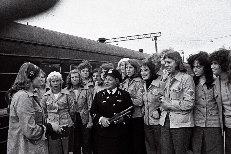 EÜE liikmete-vagunisaatjatega vestleb enne väljasõitu Balti Raudtee Eesti Raudteekonna rongi Tallinn - Moskva nr 68/67 brigadir Ida Lukina. Vasakul rühmakomandör Kersti Rei.