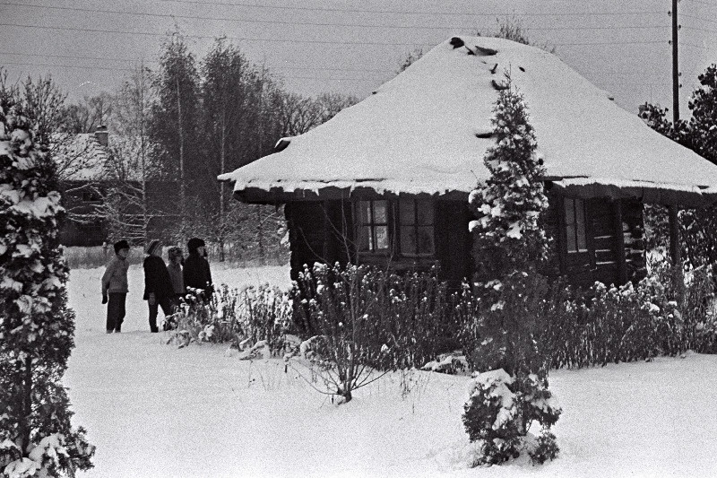Jõgeva rajoonis Tooma Katsebaasi territooriumil asuv õlgkatusega palkmaja, kus 1661.a. sõlmiti rahuleping Rootsi ja Venemaa vahel.