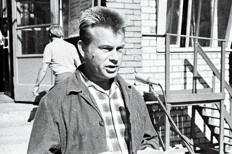 Euroopa julgeoleku- ja koostöönõupidamise tulemuste heakskiidu miitingul M. I. Kalinini nimelises Elektrotehnika Tehases kõneleb lukksepp Enn Ehala.