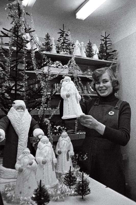 Nääriehete kaupluse müüja Evi Annuk kaupa pakkimas.