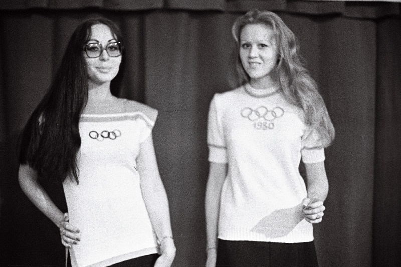 Eesti NSV Teenindusministeeriumi korraldatud vabariigi teeninduskombinaatide ja individuaalõmblusvabriku "Lembitu" trikootootmisalasel seminar-ülevaatusel demonstreerivad mannekeenid tootmisse minevaid olümpiateemalisi džempreid.