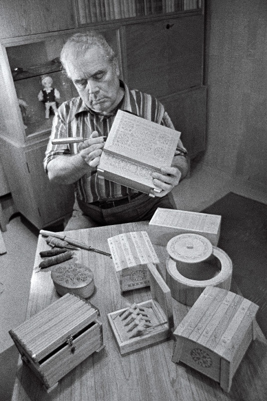 Rahvakunstimeistrite Koondise "Uku" esimese järgu käsitöötaidur, kutseala parim puutöömeister Nikolai Hendrikson.