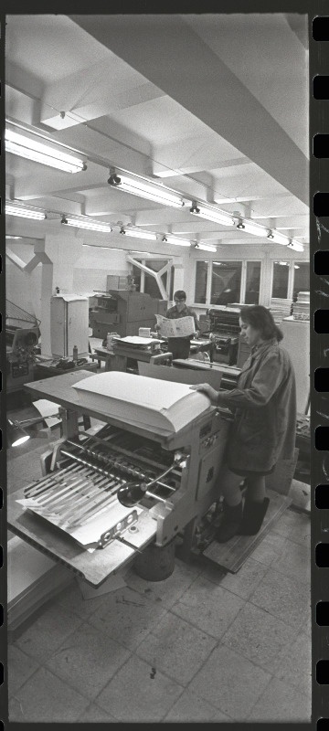 Haapsalu trükikoja trükkija Malle Sondra töö juures.
