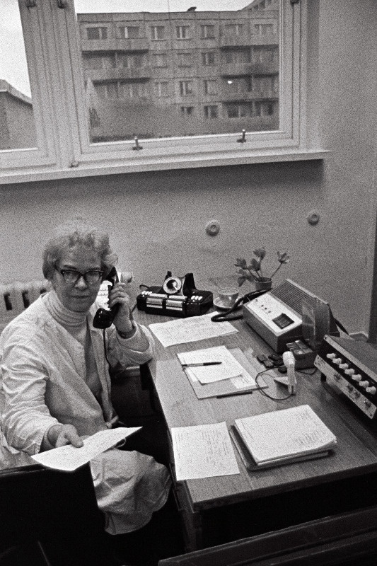 Tallinna Kiirabihaigla Kiirabijaama vanemdispetšer Veera Lamberg saadab välja kiirabibrigaadi.