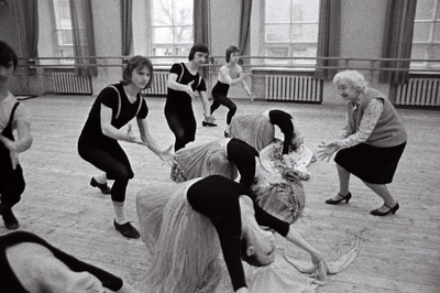 Tallinna Koreograafiakooli pedagoog Nadežda Taarna karaktertantsutundi juhendamas.  similar photo