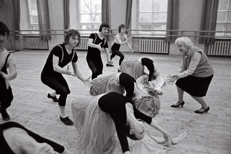 Tallinna Koreograafiakooli pedagoog Nadežda Taarna karaktertantsutundi juhendamas.