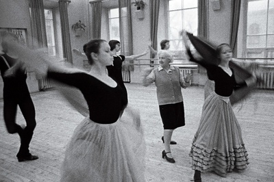 Tallinna Koreograafiakooli pedagoog Nadežda Taarna karaktertantsutundi juhendamas.  similar photo