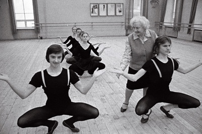 Tallinna Koreograafiakooli pedagoog Nadežda Taarna karaktertantsutundi juhendamas.  similar photo