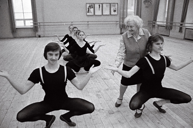 Tallinna Koreograafiakooli pedagoog Nadežda Taarna karaktertantsutundi juhendamas.