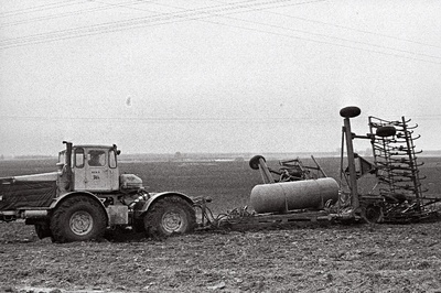 Rakvere rajooni Viru kolhoosi töökojas valmistatud 12m laiune kultivaator ammoniaakvee tsisterniga.  duplicate photo