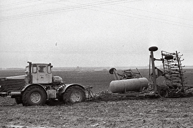 Rakvere rajooni Viru kolhoosi töökojas valmistatud 12m laiune kultivaator ammoniaakvee tsisterniga.