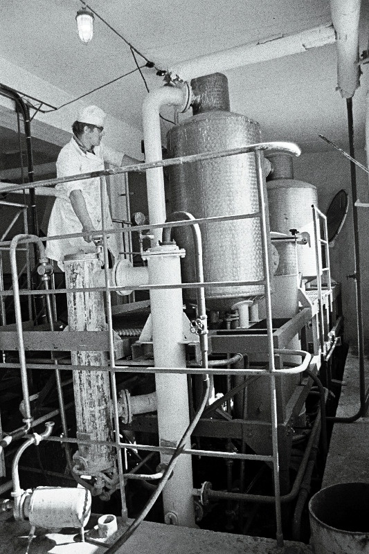 Viljandi rajooni Kalju kolhoosi Vastsemõisa lõssipulbri tsehhi meister Jaan Siimsoo kontrollib Saksa DV-st saadud vaakumagregaadi ja Rostovi Masinaehitustehasest saadud valtskuivatite tööd.