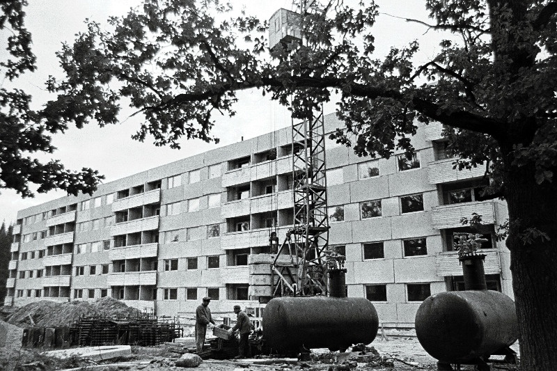 Valga rajooni Laatre sovhoosi töötajatele valmiv elamu.