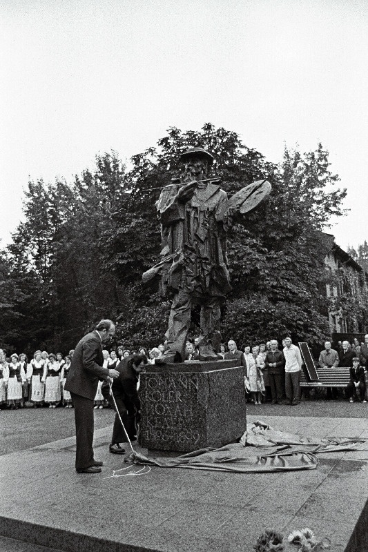Maalikunstnik J. Köleri monumendi Viljandis avab ENSV Ministrite Nõukogu esimehe asetäitja A. Green.