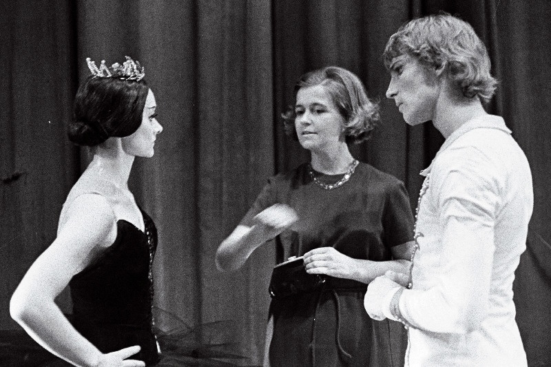 P. Tšaikovski ballett "Luikede järv" vaheajal jagab RAT "Estonia" ballettmeister-repetiitor ENSV teeneline kunstnik Helmi Puur (keskel) oma kogemusi ENSV rahvakunstnikule Tiiu Randviirule ja ENSV teenelisele kunstnikule Tiit Härmile.