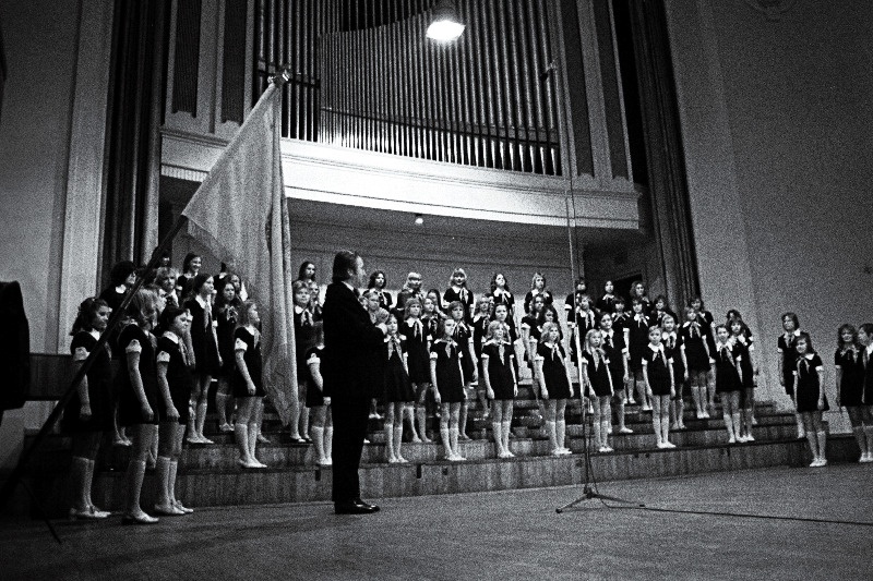 ENSV teenelise lastekoori "Ellerhein" asutaja ja dirigent ENSV rahvakunstnik Heino Kaljuste oma 50.a. sünnipäeva ja 30.a. muusikalise tegevuse juubeli tähistamise kontserdil koori "Ellerhein" juhatamas.