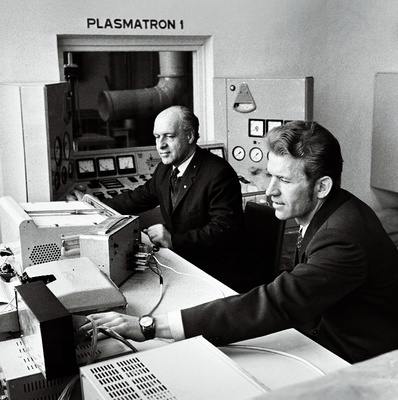 ENSV TA Tuumafüüsika ja Elektrofüüsika Instituudi vaneminsener kaugõppeaspirant Enno Krieger (paremal) ja instituudi erikonstrueerimisbüroo juhataja Konstatin Annikvee laboratooriumis plasmatroni juures.  similar photo