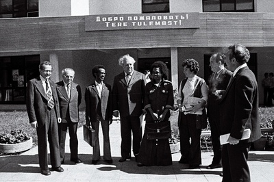 ENSV Ülemnõukogu Presiidiumi esimees A. Vader (vasakult 4.) VII rahvusvahelisest üliõpilaste suvekursustest osavõtjatega vestlemas.  similar photo