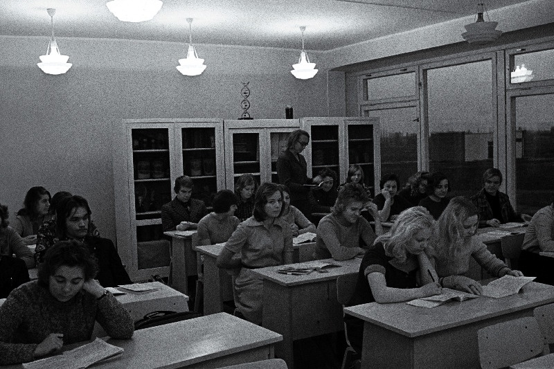 Tartu Meditsiinikoolis annab tundi õpetaja H. Varep.