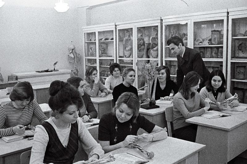 Tartu Meditsiinikooli meditsiiniõdede anatoomiapraktikumi juhendab arst Jüri Savisaar.