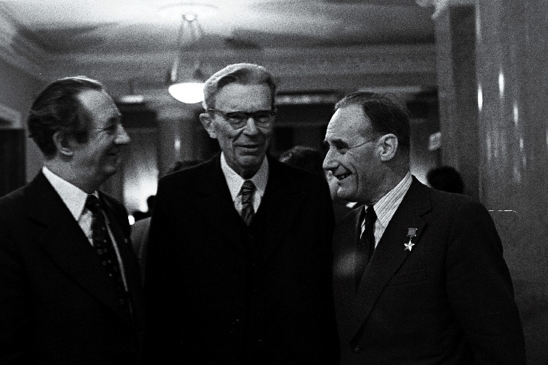 EKP XVII kongressi delegaadid (vasakult) ENSV TA Keele- ja Kirjanduse Instituudi direktor E. Sõgel, vana kommunist R. Majak ja Nõukogude Liidu kangelane A. Meri kongressi vaheajal vestlemas.