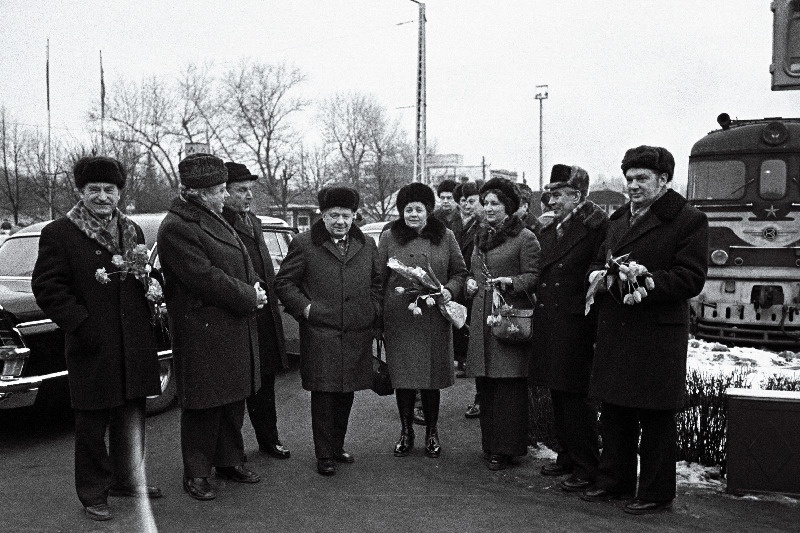 NLKP XXV kongressi delegaatide vastuvõtt Balti jaamas. Vasakult: 1. ENSV Ametiühingute Nõukogu esimees L. Lentsman, 2. ENSV Ülemnõukogu Presiidiumi esimees A. Vader, 3. ENSV Ministrite Nõukogu esimees V. Klauson, 4.EKP Keskkomitee esimene sekretär J. Käbin.