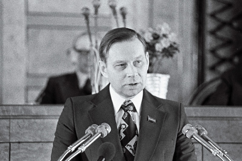 ENSV Kirjanike Liidu VII kongressi ajal esineb ettekandega ENSV Kirjanike Liidu esimene sekretär V. Beekman.