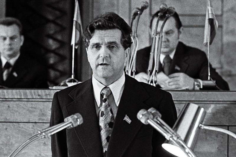 Eesti NSV Ülemnõukogu üheksanda koosseisu neljanda istungjärgu vaheajal vestlevad (paremalt) ENSV Ülemnõukogu juhataja J. Lott, ENSV Ülemnõukogu juhataja asetäitja E. Ehala ja puuvillakombinaadi "Balti Manufaktuur" kuduja Z. Agafonova.