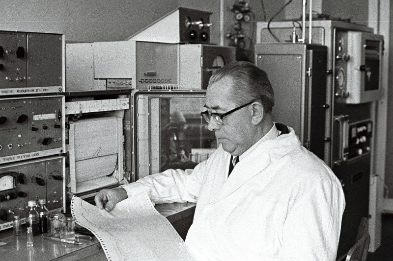 1975. aasta riikliku preemia laureaat, Eesti Loomakasvatuse ja Veterinaaria Teadusliku Uurimise Instituudi direktor, V. I. Lenini nimelise Üleliidulise Põllumajandusteaduste Akadeemia akadeemik põllumajandusdoktor Adolf Mölder.