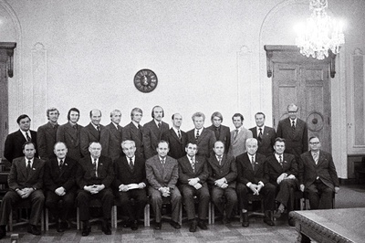 XXI Olümpiamängudest osavõtnud sportlased vastuvõtul ENSV Ministrite Nõukogus. I reas vasakult: 1. ENSV Riikliku Plaanikomitee esimees G. Tõnspoeg, 2. ENSV Ametiühingute Nõukogu esimees L. Lentsman, 3. EKP Keskkomitee teine sekretär K. Lebedev, 4. ENSV Ministrite Nõukogu esimees V. Klauson, 5. EKP Keskkomitee sekretär V. Väljas, 6. ENSV Ministrite Nõukogu esimehe esimene asetäitja E. Tõnurist, 7. ENSV Ministrite Nõukogu esimehe asetäitja A. Green, 8. ENSV Ministrite Nõukogu esimehe asetäitja V. Käo, 9. ENSV Ministrite Nõukogu esimehe asetätija Bruno Saul; II reas (vasakult) 2. N. Poljakov, 3. R. Arnemann, 4. J. Kurul, 5. T. Helmja, 6. G. Kinko, 7. T. Lepik, 8. Aleksander Tšikin, 9. A. Tõnisson, 10. Aavo Pikkuus, 11. R. Kirsipuu, 13. Juhan Unger.  duplicate photo