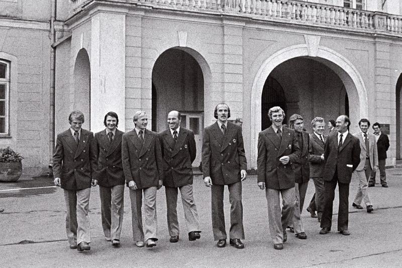 XXI Olümpiamängudest osavõtnud sportlased pärast vastuvõttu ENSV Ministrite Nõukogus Lossiplatsil. Vasakult: G. Kinko, R. Arnemann, T. Helmja, J. Kurul, T. Lepik, N. Poljakov, Aavo Pikkuus, A. Tõnisson, Aleksander Tšikin.