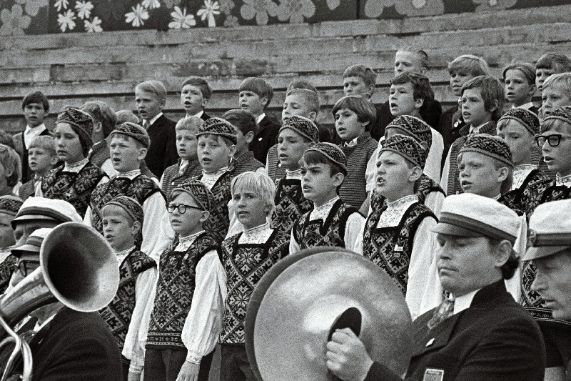 Poistekoorid Tartu linna ja rajooni laulupäeval esinemas.
