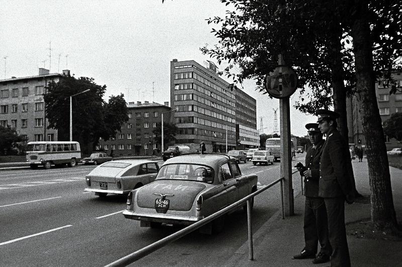 Riikliku Autoinspektsiooni postil nr.6 Kingissepa tänavas on valves motoriseeritud rühma komandör miilitsaleitnant Konstantin Lukin ja liiklusjärelvalve inspektor miilitsaseersant Tõnu Jõesaar.