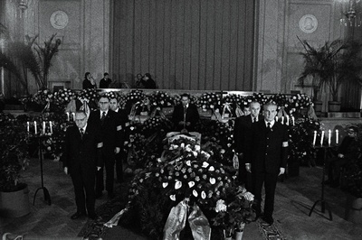 EKP Keskkomitee asjadevalitseja Vladimir Altini matusetalitus Poliitharidusmajas. Paremalt 1. ENSV Ministrite Nõukogu esimees V. Klauson; vasakult 1. EKP Keskkomitee esimene sekretär J. Käbin, 2. EKP Keskkomitee teine sekretär K. Lebedev.  similar photo