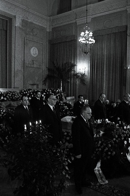 EKP Keskkomitee asjadevalitseja Vladimir Altini matusetalitus Poliitharidusmajas. Esiplaanil paremalt 1. EKP Keskkomitee esimene sekretär J. Käbin, 2. EKP Keskkomitee teine sekretär K. Lebedev.  similar photo