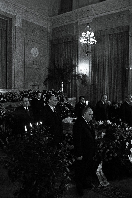 EKP Keskkomitee asjadevalitseja Vladimir Altini matusetalitus Poliitharidusmajas. Esiplaanil paremalt 1. EKP Keskkomitee esimene sekretär J. Käbin, 2. EKP Keskkomitee teine sekretär K. Lebedev.