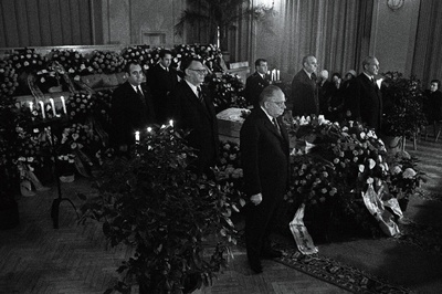 EKP Keskkomitee asjadevalitseja Vladimir Altini matusetalitus Poliitharidusmajas. Esiplaanil paremalt 1. EKP Keskkomitee esimene sekretär J. Käbin, 2. EKP Keskkomitee teine sekretär K. Lebedev.  similar photo