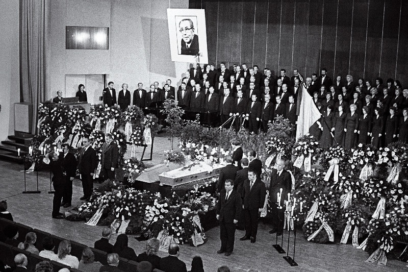 Eesti Loomakasvatuse ja Veterinaaria Teadusliku Uurimise Instituudi direktori, akadeemik Adolf Mölderi matusetalitus "Vanemuise" kontserdisaalis.