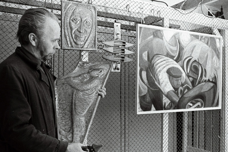 Isetegevuslik tarbekunstnik, EKP Rapla Rajoonikomitee osakonnajuhataja Ermi Littover oma töödega.