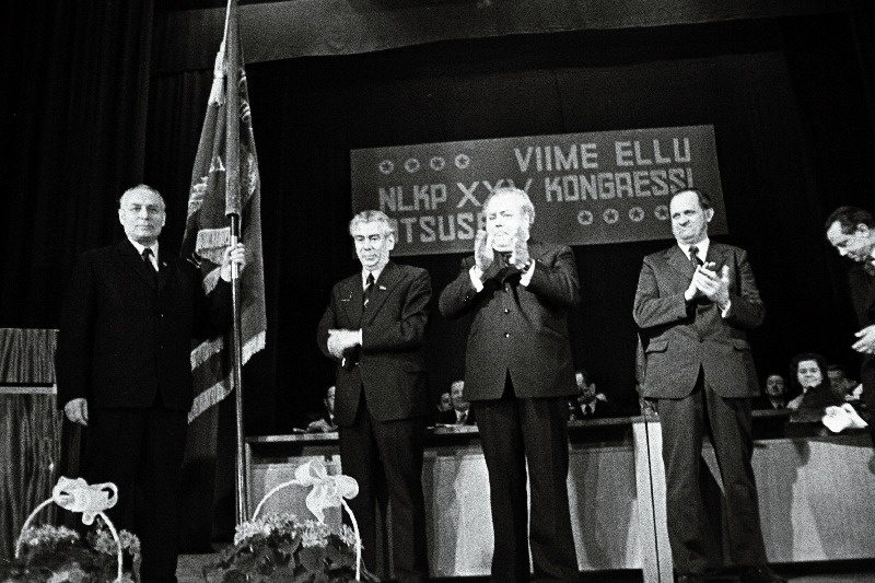 Paide rajoonile IX viisaastaku plaanide eduka täitmise eest määratud NLKP Keskkomitee, NSVL Ministrite Nõukogu, ÜAÜKN-i ja ÜLKNÜ Keskkomitee rändpunalipu üleandmise pidulik koosolek. Paremalt teine ENSV Ülemnõukogu Presiidiumi esimees A. Vader.