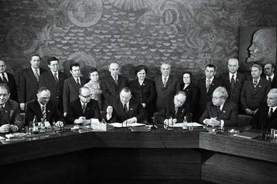 Eesti NSV ja Läti NSV töötajate 1976.a. sotsialistliku võistluse lepingule kirjutavad alla EKP Keskkomitee esimene sekretär J. Käbin (paremalt 3.) ja Läti KP Keskkomitee esimene sekretär A. Voss (paremalt 4.). Istuvad paremalt 1. ENSV Ministrite Nõukogu esimees V. Klauson, 2. ENSV Ülemnõukogu Presiidiumi esimees A. Vader. Seisavad paremalt 1. ENSV Ministrite Nõukogu esimehe asetäitja A. Green, 3. ENSV Ministrite Nõukogu esimehe asetäitja V. Käo, 4. ENSV Ministrite Nõukogu esimehe esimene asetäitja E. Tõnurist, 7. ENSV Ülemnõukogu Presiidiumi esimehe asetäitja M. Vannas.  similar photo