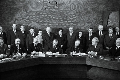 Eesti NSV ja Läti NSV töötajate 1976.a. sotsialistliku võistluse lepingule kirjutavad alla EKP Keskkomitee esimene sekretär J. Käbin (paremalt 3.) ja Läti KP Keskkomitee esimene sekretär A. Voss (paremalt 4.). Istuvad paremalt 1. ENSV Ministrite Nõukogu esimees V. Klauson, 2. ENSV Ülemnõukogu Presiidiumi esimees A. Vader. Seisavad paremalt 1. ENSV Ministrite Nõukogu esimehe asetäitja A. Green, 3. ENSV Ministrite Nõukogu esimehe asetäitja V. Käo, 4. ENSV Ministrite Nõukogu esimehe esimene asetäitja E. Tõnurist, 7. ENSV Ülemnõukogu Presiidiumi esimehe asetäitja M. Vannas.  similar photo
