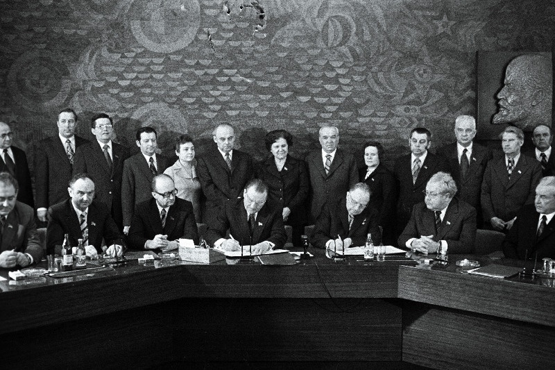 Eesti NSV ja Läti NSV töötajate 1976.a. sotsialistliku võistluse lepingule kirjutavad alla EKP Keskkomitee esimene sekretär J. Käbin (paremalt 3.) ja Läti KP Keskkomitee esimene sekretär A. Voss (paremalt 4.). Istuvad paremalt 1. ENSV Ministrite Nõukogu esimees V. Klauson, 2. ENSV Ülemnõukogu Presiidiumi esimees A. Vader. Seisavad paremalt 1. ENSV Ministrite Nõukogu esimehe asetäitja A. Green, 3. ENSV Ministrite Nõukogu esimehe asetäitja V. Käo, 4. ENSV Ministrite Nõukogu esimehe esimene asetäitja E. Tõnurist, 7. ENSV Ülemnõukogu Presiidiumi esimehe asetäitja M. Vannas.