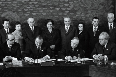 Eesti NSV ja Läti NSV töötajate 1976.a. sotsialistliku võistluse lepingule kirjutavad alla EKP Keskkomitee esimene sekretär J. Käbin (paremalt 2.) ja Läti KP Keskkomitee esimene sekretär A. Voss (paremalt 3.). Istub paremalt 1. NSV Ülemnõukogu Presiidiumi esimees A. Vader. Seisavad paremalt 1. ENSV Ministrite Nõukogu esimehe asetäitja V. Käo, 2. ENSV Ministrite Nõukogu esimehe esimene asetäitja E. Tõnurist, 5. ENSV Ülemnõukogu Presiidiumi esimehe asetäitja M. Vannas.  similar photo