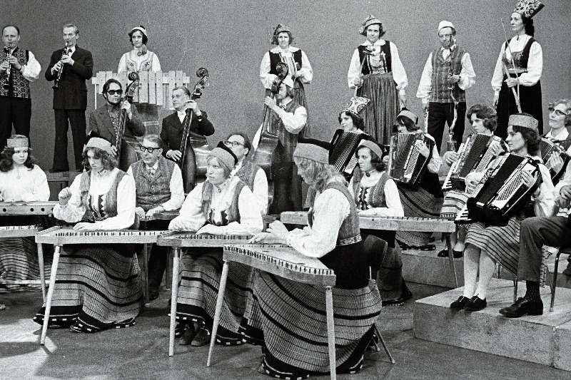 Vabariiklik orkestrijuhtide rahvamuusikaorkester esinemas.