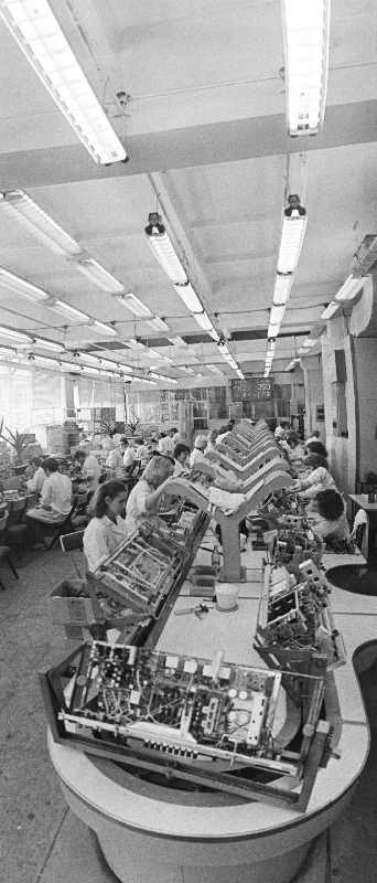 Tehase "Punane RET" radioolade "Estonia - 6" monteerimise konveier.