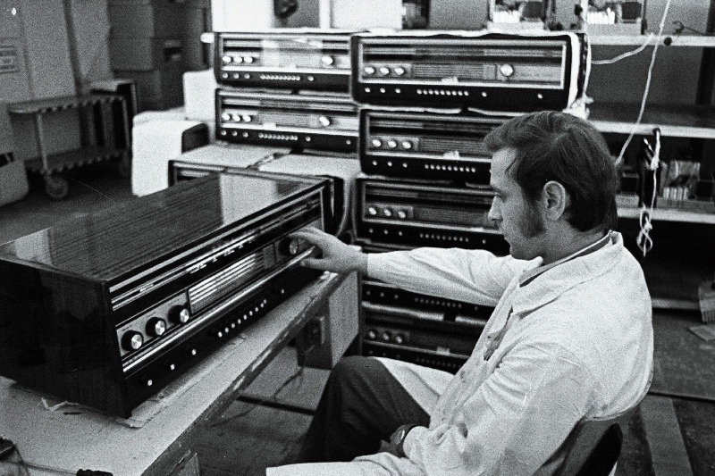 Tehase "Punane RET" radioolade reguleerija Gennadi Melnikov töö juures.