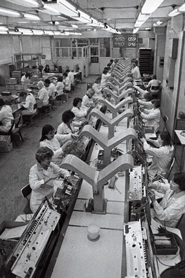 Tehase "Punane RET" radioolade monteerimise jaoskond.  similar photo