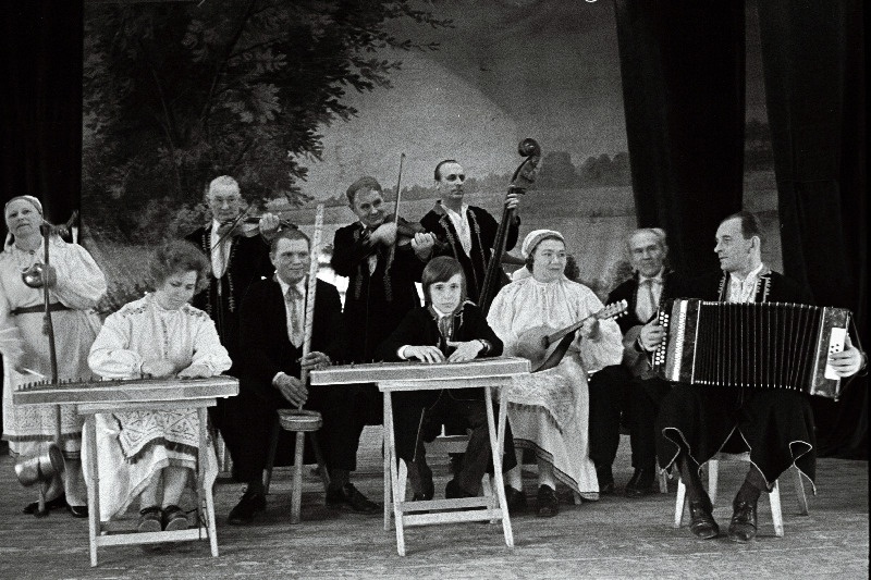 Tarvastu külakapell esinemas.